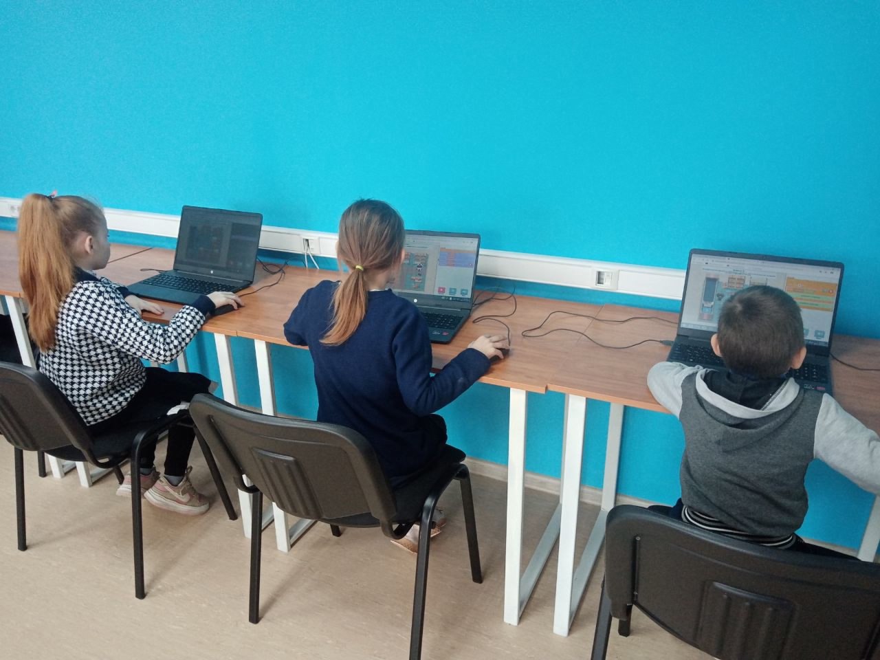 Обучающиеся начальных классов  проходят  Урок цифры