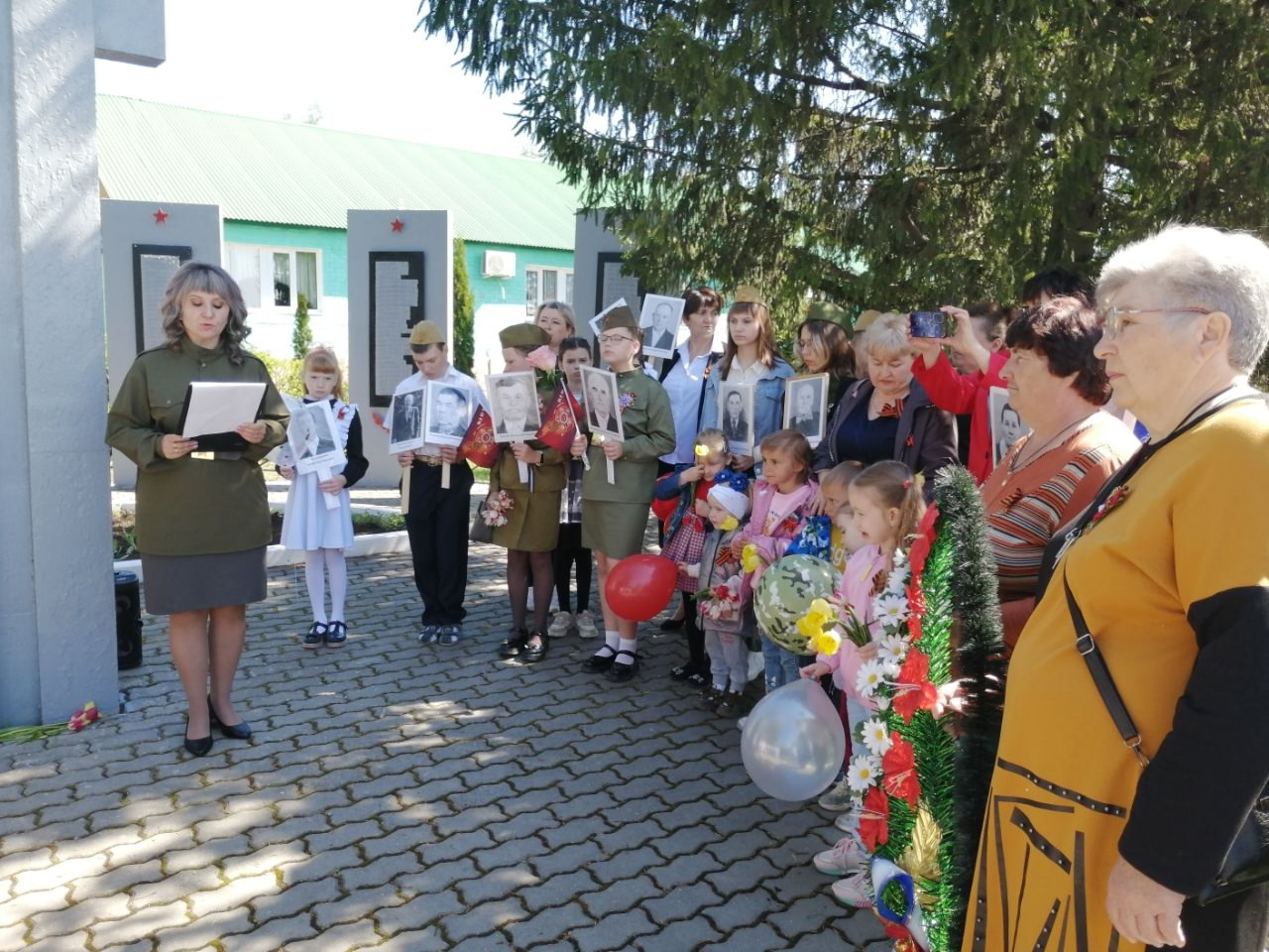 Школьники на торжественном митинге ко Дню Победы.